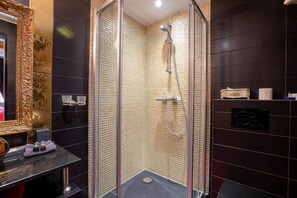 Casa de campo Deluxe | Baño | Regadera, amenidades de baño gratuitas, secadora de cabello, jabón 