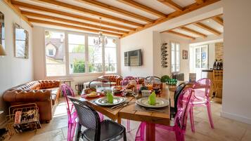 Cottage Deluks | Area keluarga | Televisi layar datar 70-cm dengan saluran TV digital dan TV