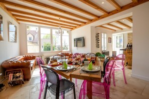 Deluxe Cottage | Living area | 70-cm flat-screen TV with digital channels, TV