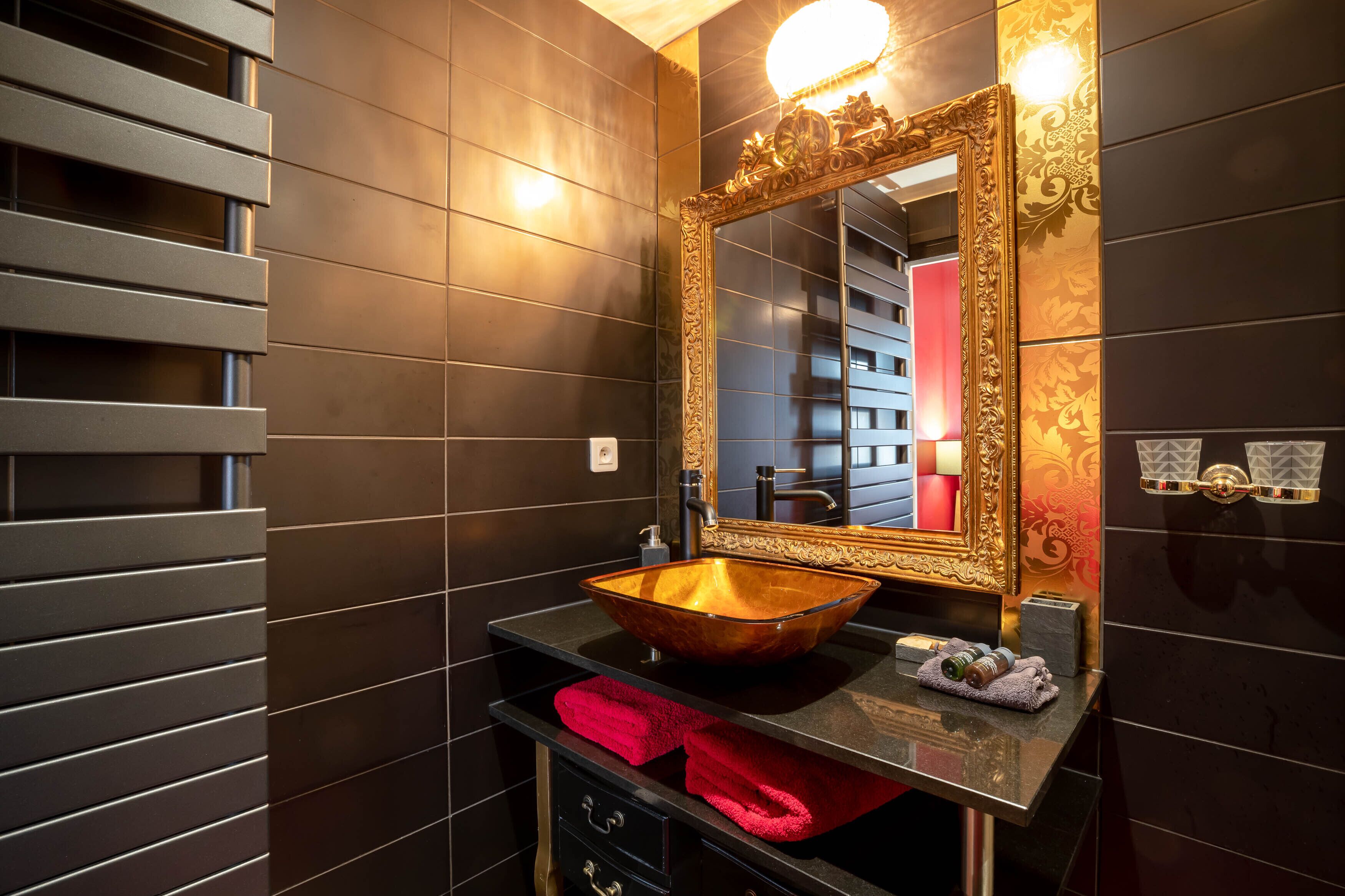 Deluxe Cottage | Bathroom | Shower, free toiletries, hair dryer, soap