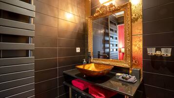 Deluxe Cottage | Bathroom | Shower, free toiletries, hair dryer, soap