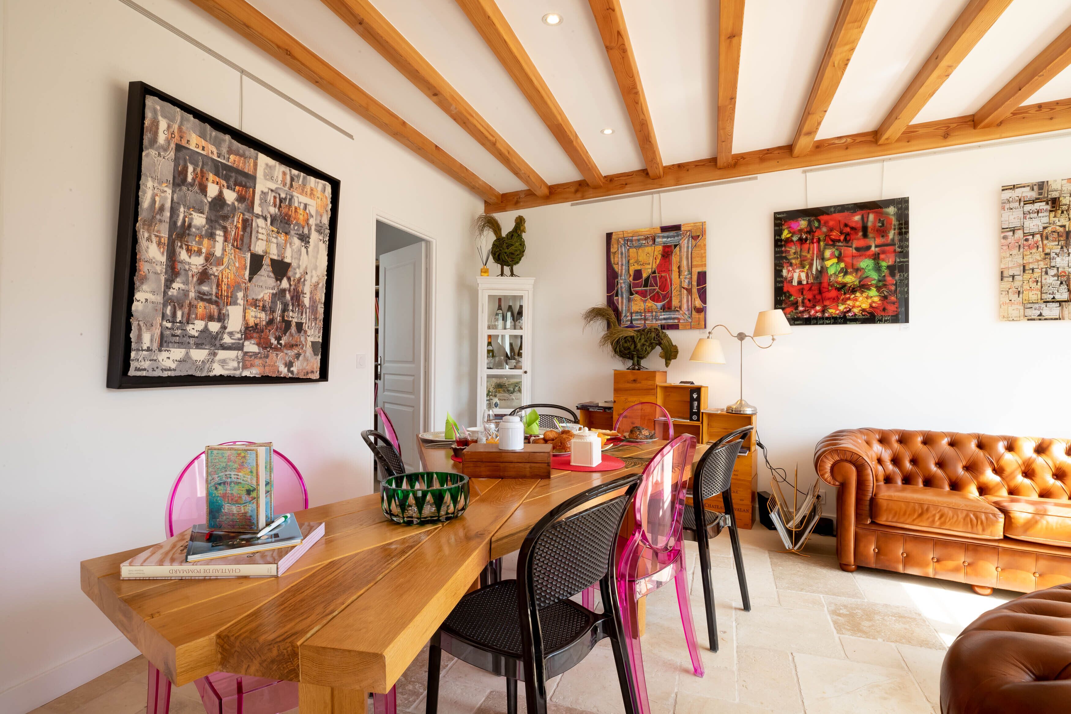 Deluxe Cottage | Living area | 70-cm flat-screen TV with digital channels, TV