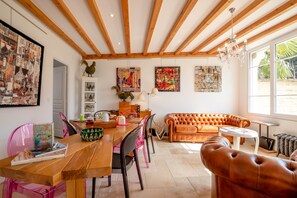 Casa de campo Deluxe | Área de sala de estar | Televisión de pantalla plana de 70 cm con canales digitales