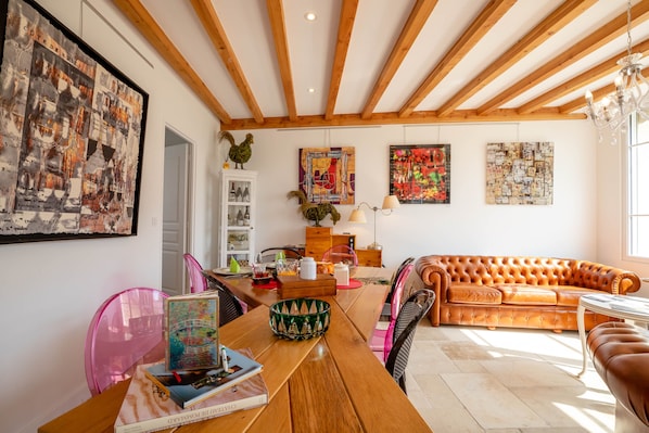 Deluxe Cottage | Living area | 70-cm flat-screen TV with digital channels, TV