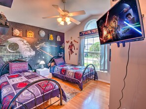 4 makuuhuonetta, tallelokero huoneessa, työpöytä, silitysrauta/-lauta