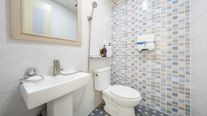 Basic Room, 1 Bedroom (406 (mountain view)) | Bathroom | Towels - Gangneung Haerang Pension (Gangneung)