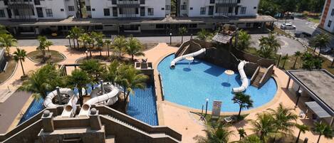 Piscina a l'aire lliure i para-sols