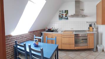 Kühlschrank, Ofen, Wasserkocher mit Kaffee-/Teezubehör, Wasserkocher