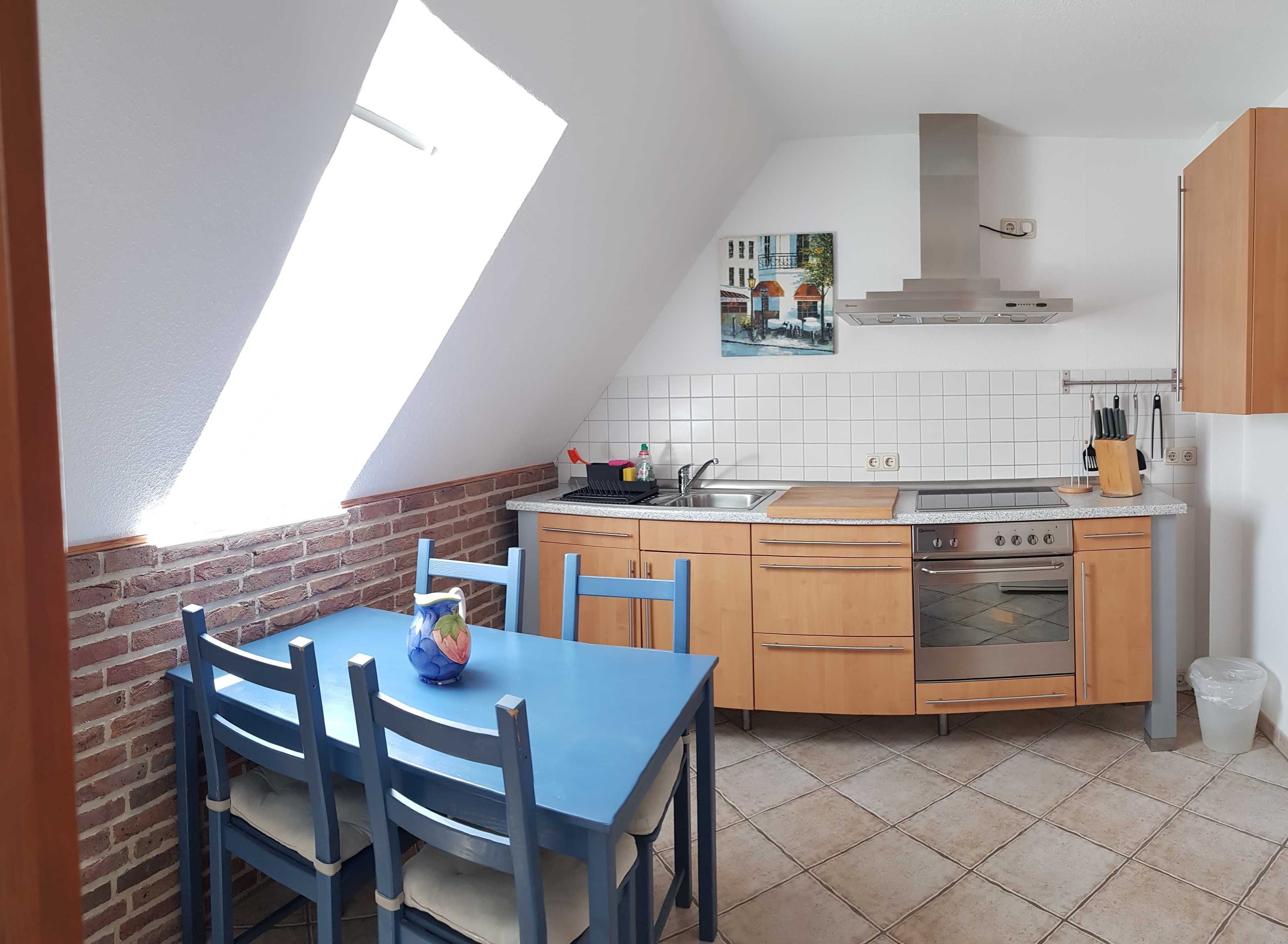 Kühlschrank, Ofen, Wasserkocher mit Kaffee-/Teezubehör, Wasserkocher