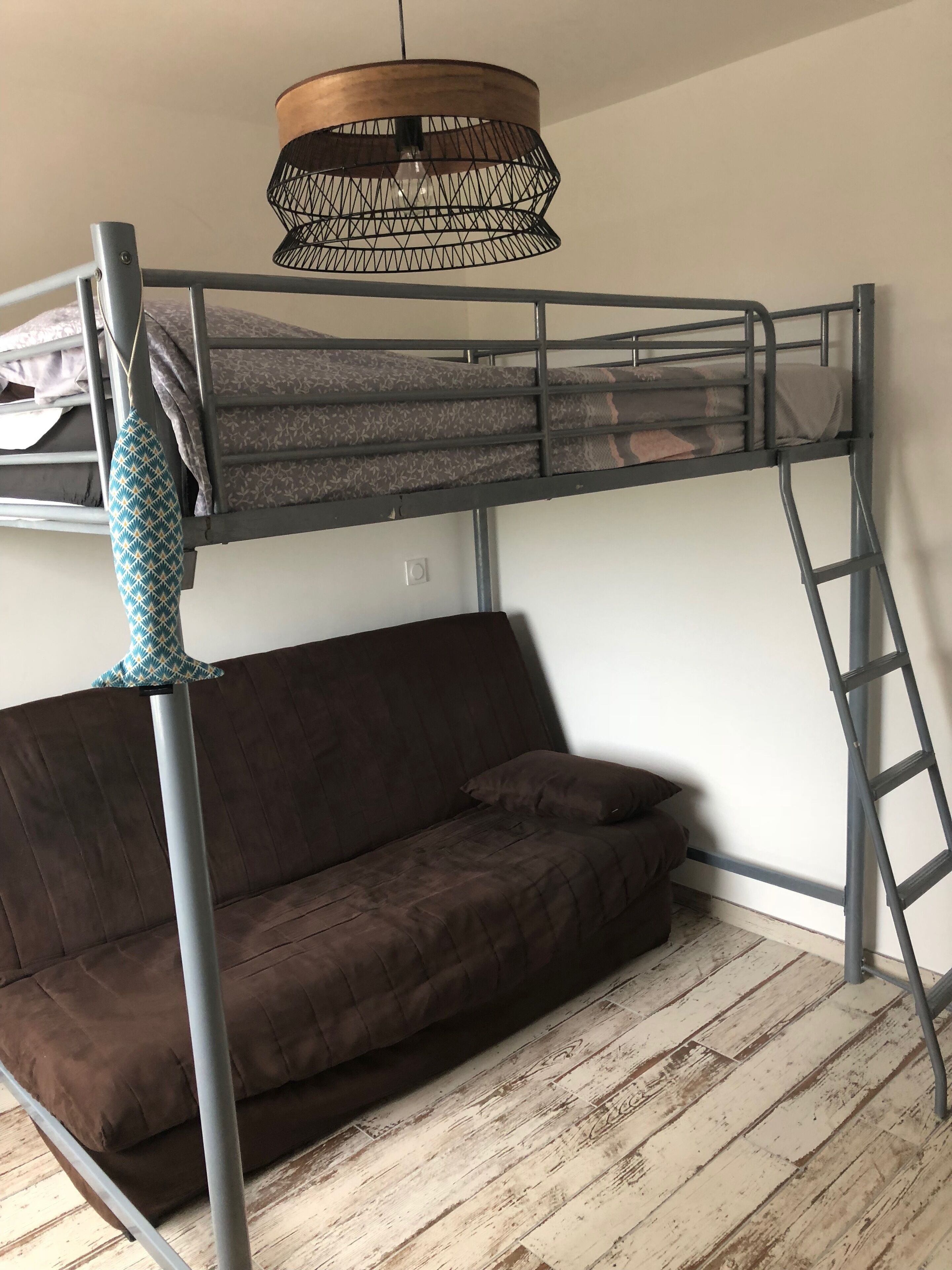 2 habitaciones, tabla de planchar con plancha, cuna de viaje y wifi 
