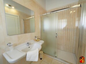 Free toiletries, hair dryer, bidet, towels - Palazzo Toraldo di Francia (Tropea)