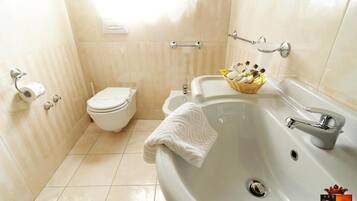 Produtos de toalete grátis, secador de cabelo, bidê, toalhas de banho