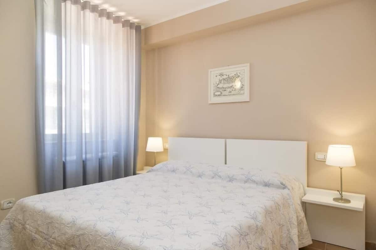 Frigobar, cofres nos quartos, escrivaninha, quartos à prova de som