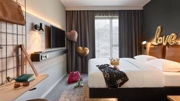 Zimmer, 1 Queen-Bett | Schreibtisch, Bügeleisen/Bügelbrett, kostenlose Babybetten