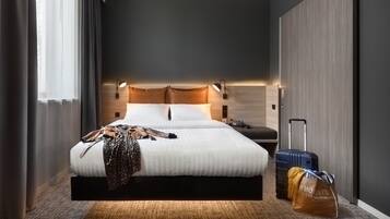 Zimmer, 1 Queen-Bett | Schreibtisch, BĂŒgeleisen/BĂŒgelbrett, kostenlose Babybetten