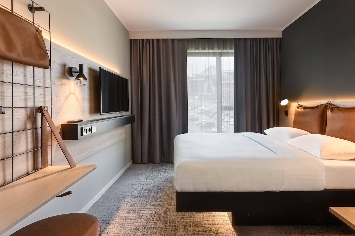 Room, 1 Queen Bed | Desk, iron/ironing board, free cribs/infant beds, free WiFi