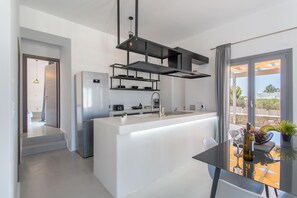 Fridge, oven, dishwasher, coffee/tea maker