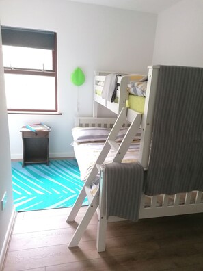 3 bedrooms, iron/ironing board, WiFi, bed sheets - Harbourside House, Beara Way, Wild Atlantic Way (Glengarriff)