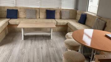 Cabin, Multiple Beds | Living room | 30-inch TV with digital channels, fireplace