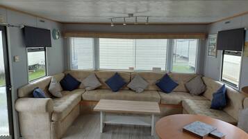 Cabin, Multiple Beds | Living room | 30-inch TV with digital channels, fireplace