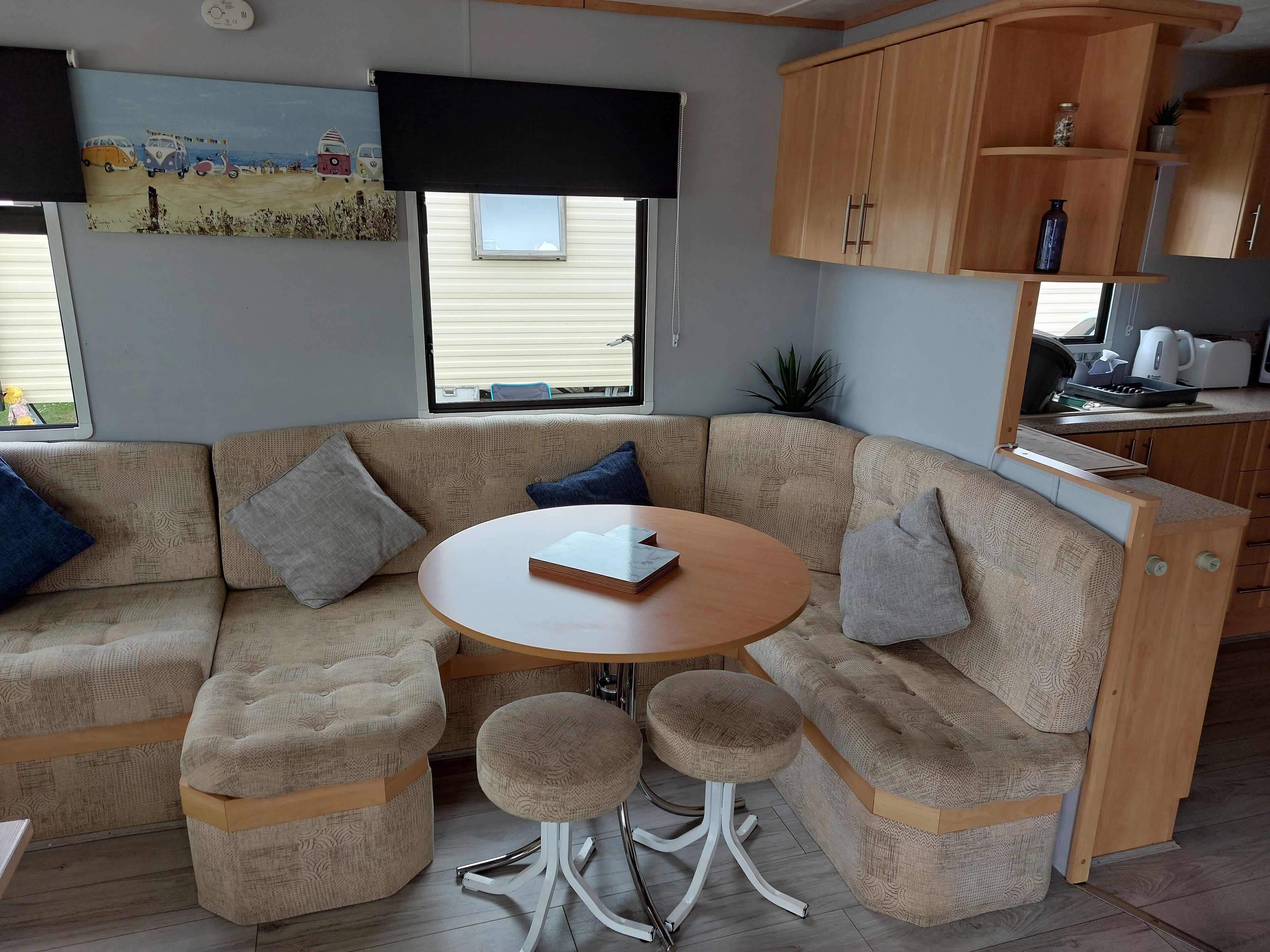 Cabane, plusieurs lits | Salle de séjour | Télévision de 30 pouces avec chaînes numériques, cheminée