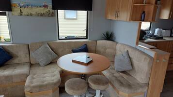 Cabin, Multiple Beds | Living room | 30-inch TV with digital channels, fireplace