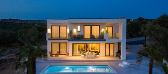 Villa Aria with Heated Pool, Sauna & Jacuzzi
