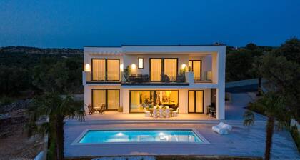 Villa Aria with Heated Pool, Sauna & Jacuzzi