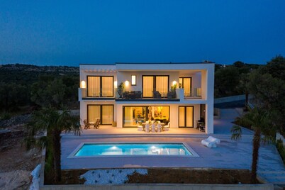 Villa Aria with Heated Pool, Sauna & Jacuzzi