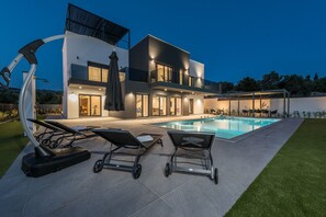 Outdoor pool, a heated pool