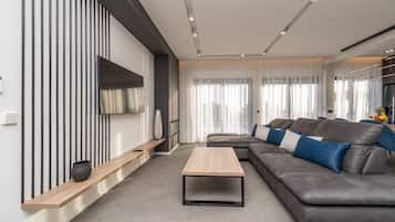 Smart-TV, Kamin, Videospiele, TischfuĂball
