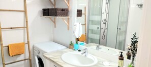 Een douche, een haardroger, een bidet, handdoeken