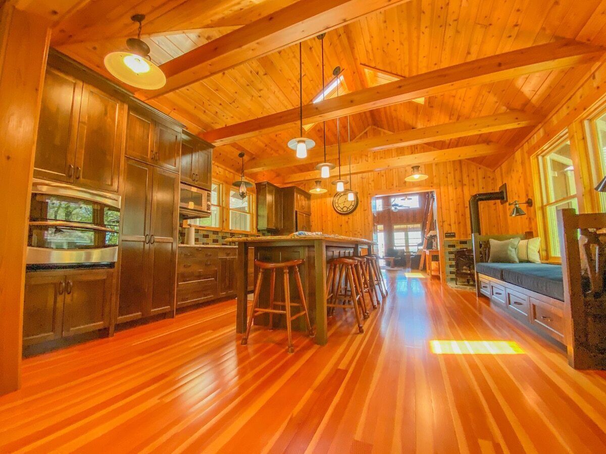 Gorgeous cabin & guest cabin with private dock