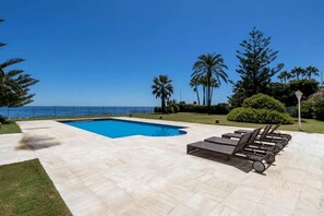 حمّام سباحة خارجي