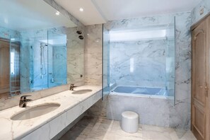 Douche, baignoire à remous, séchoir à cheveux, serviettes fournies