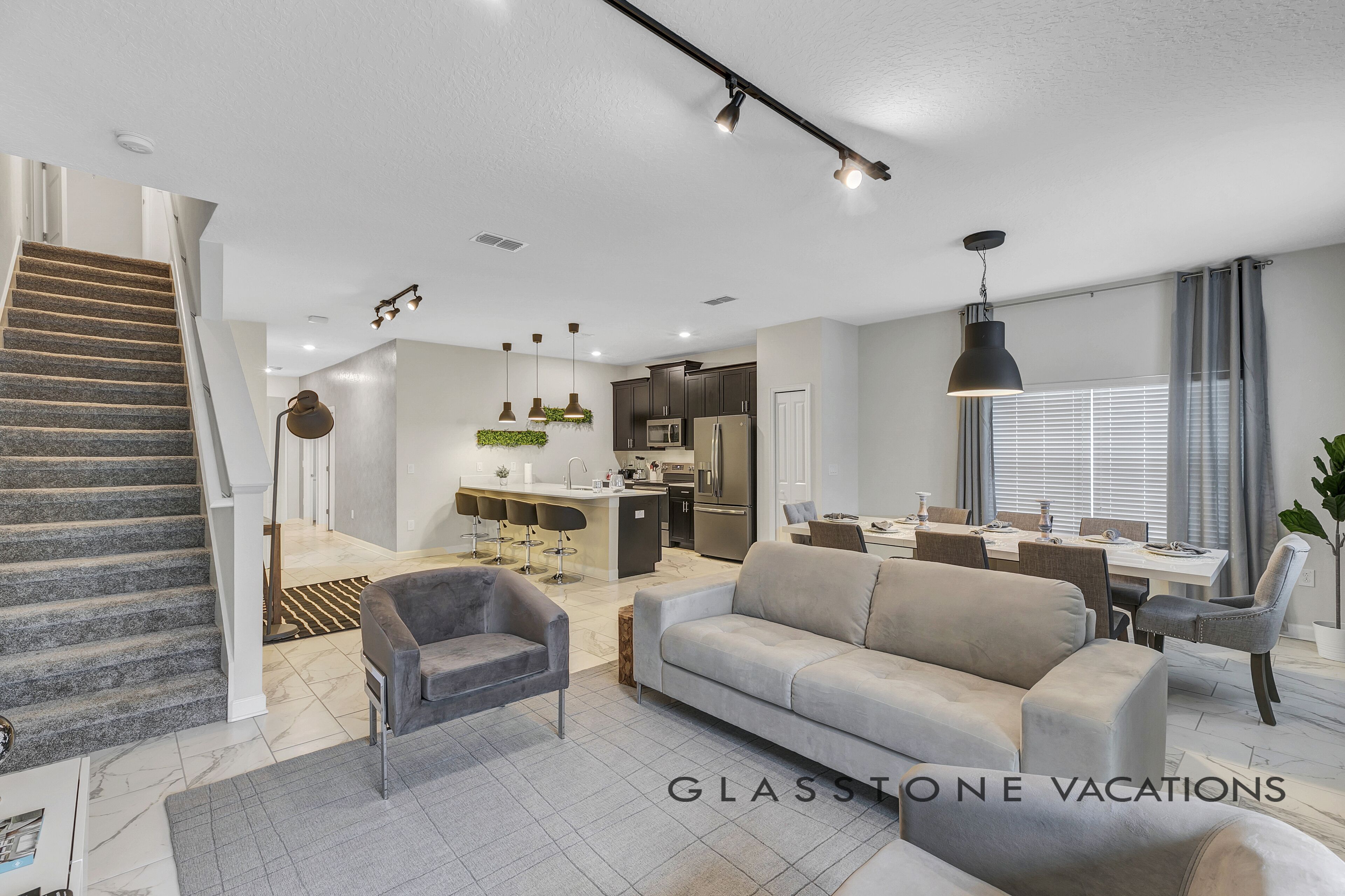 5BD/4BA Grand Townhome w/pool close to Disney