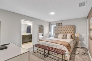 5 Schlafzimmer, Schreibtisch, Bügeleisen/Bügelbrett, Reisekinderbett