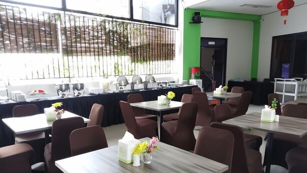 Outdoor dining - Sun Hotel Pangkalpinang (Pangkalpinang)