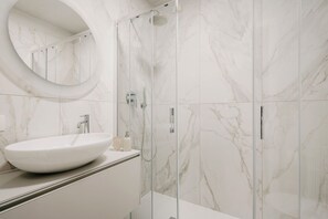 Ducha, secador de pelo, bidé y toallas
