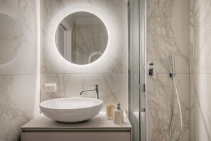 Bruser, hårtørrer, bidet, håndklæder