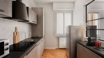 KĂŒhlschrank, GeschirrspĂŒler, Wasserkocher mit Kaffee-/Teezubehör