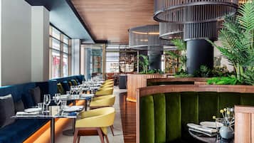 Der serveres frokost og aftensmad