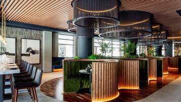 Der serveres frokost, aftensmad og spanske retter