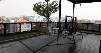 10mins walk to Nimmanhaemin rd, 15mins to chiang mai university and 25 old city