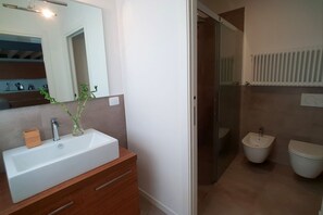 Dusj, toalettartikler (inkludert), hårføner og bidé