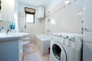 Apartment, 3 Bedrooms, Balcony | Bathroom