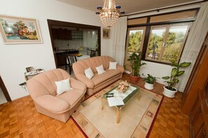 Apartment, 3 Schlafzimmer, Balkon | Wohnbereich