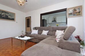 Appartement, 3 chambres, balcon | Coin séjour