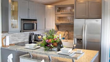 Kjøleskap, mikrobølgeovn, ovn og kokeplater