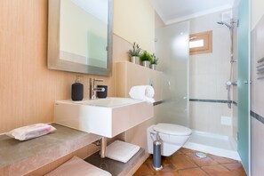 Ducha y bañera combinadas, secador de pelo, bidé y toallas